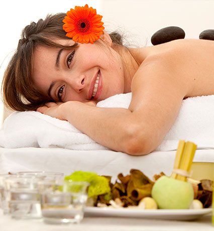 Spa masasında dinlenen misafir